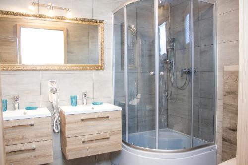 a bathroom with a shower and a sink at Domki Całoroczne Perła in Mrzeżyno