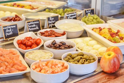 a display of different types of fruits and vegetables at Hotel Gasthof Zum Rössle in Heilbronn