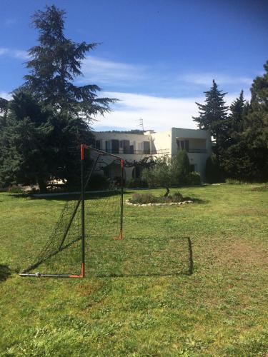 a net in a field with a house in the background at chambre d'hôtes Villa Côte Vermeille in Argelès-sur-Mer