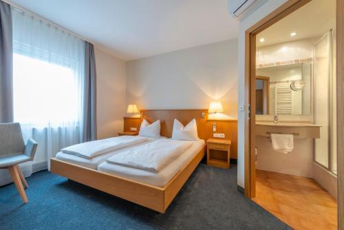 Un pat sau paturi într-o cameră la Hotel Gasthof Zum Rössle