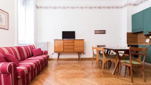 un soggiorno con divano e tavolo di Italianway - Sardegna 59 a Milano