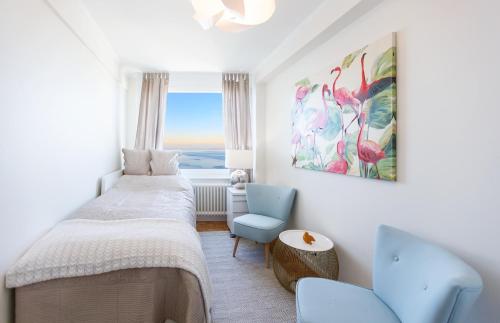 - une chambre avec un lit, une chaise et une fenêtre dans l'établissement Elegant Apartment with Stunning Lake View, à Montreux