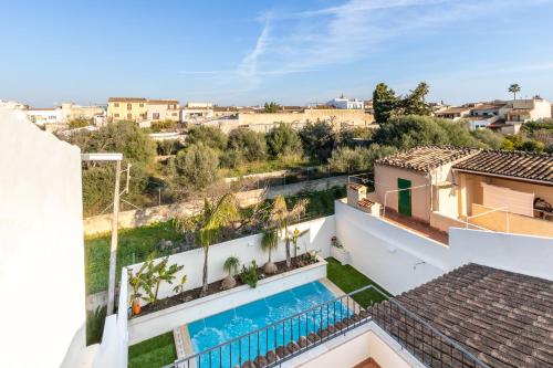 een uitzicht vanaf het balkon van een huis met een zwembad bij Villa Pintor in Consell
