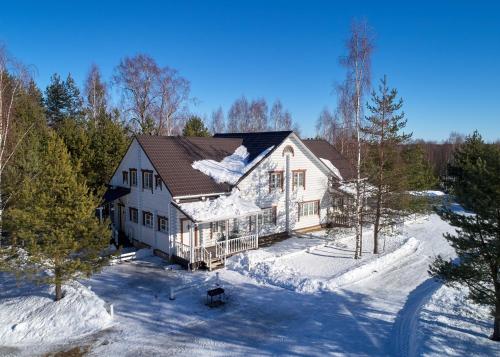 una vista aérea de una casa en la nieve en Eco Hotel Noviy Kovtcheg, en Gorodets