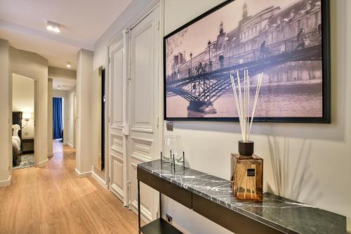 un salon avec une grande photo sur le mur dans l'établissement 75 - Paris Assas Flat, à Paris