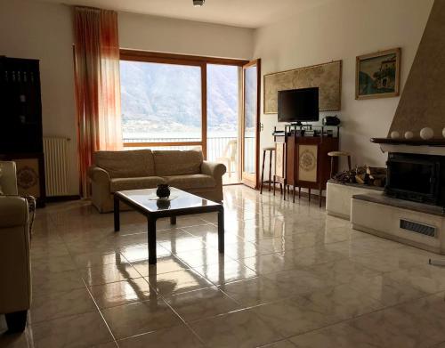Gallery image of Big Apartment with Lake View and Three Bedrooms in Sala Comacina