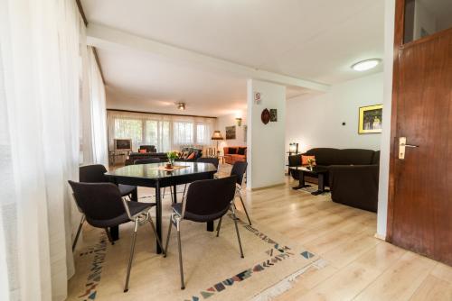 ein Esszimmer und ein Wohnzimmer mit einem Tisch und Stühlen in der Unterkunft Rooms & Apartment GH Pasha in Tuzla
