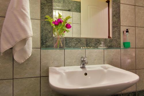 A bathroom at Tsironis Guesthouse