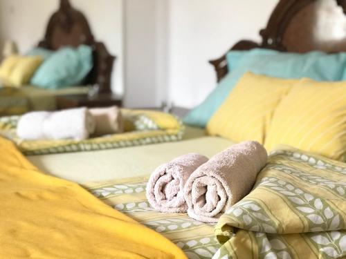 ein Bett mit zwei rollenden Handtüchern drauf in der Unterkunft Day & Night Apartment in Ćuprija