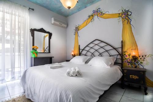 1 dormitorio con 1 cama con 2 toallas en Stylish apartment next to Thiseio and Keramikos en Atenas