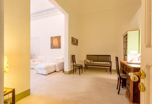 聖塔卡特林納迪納爾多的住宿－Villa Giulio B&B DImora Storica，客厅配有白色的沙发和桌子