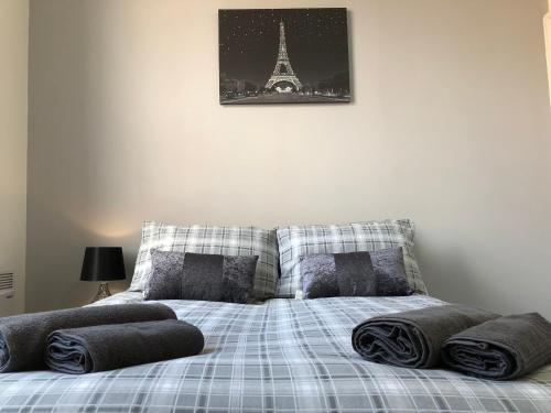 ein Schlafzimmer mit einem Bett mit dem Eiffelturm in der Unterkunft Fishergate ApartHotel 2 - City Centre Location in Preston