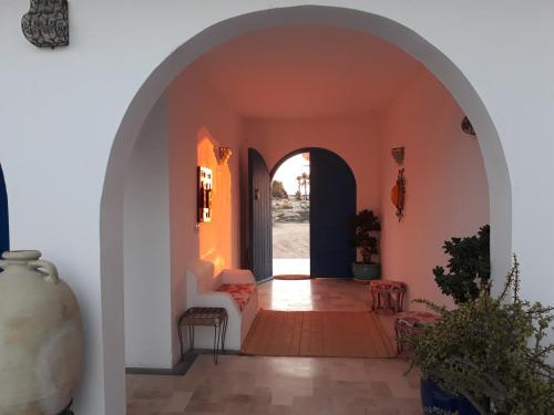 a hallway with an archway in a house at Dar Chick Yahia Ile De Djerba in Mezrane