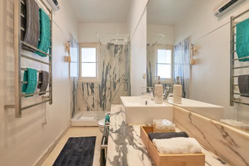 een badkamer met 2 wastafels en een spiegel bij Casa Portuguesa Chiado 25 in Lissabon