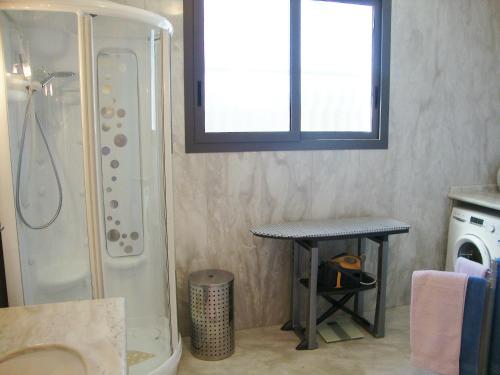 アッリステにあるVilla Arkeのバスルーム(シャワー、洗濯機付)