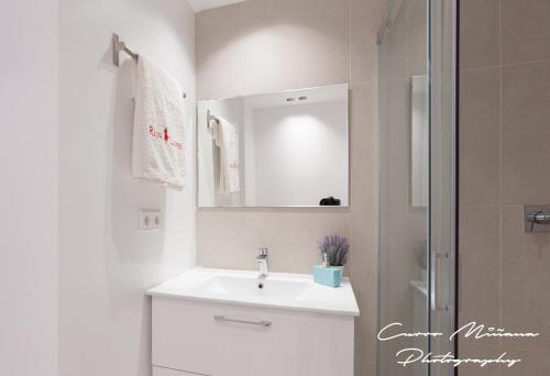 La salle de bains est pourvue d'un lavabo, d'un miroir et d'une douche. dans l'établissement Piso en en Marbella, à Marbella