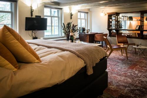 een slaapkamer met een bed en een woonkamer bij Brasserie de Brouwerij in Vleuten