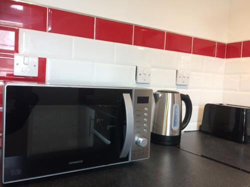 Kjøkken eller kjøkkenkrok på TW4 Apartments – Hounslow