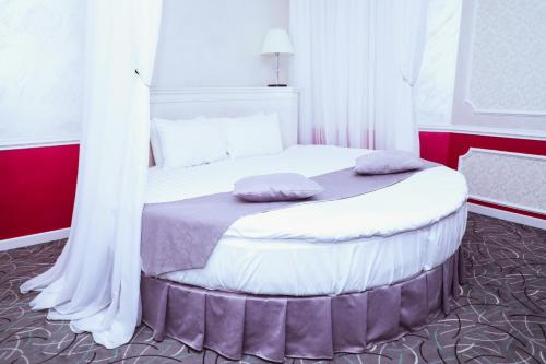  Central Hotel Yerevan -  Room  picture :   Minibar    Shower    Safety deposit box                           