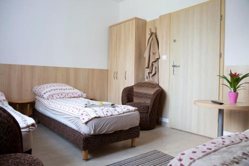 Habitación con cama, silla y mesa. en Agroturystyka Słoneczny Dom, en Lublin