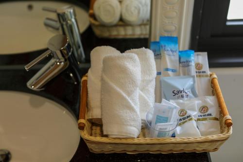 湖西鄉的住宿－愛澎湖民宿，浴室柜台上的一篮毛巾和洗浴用品