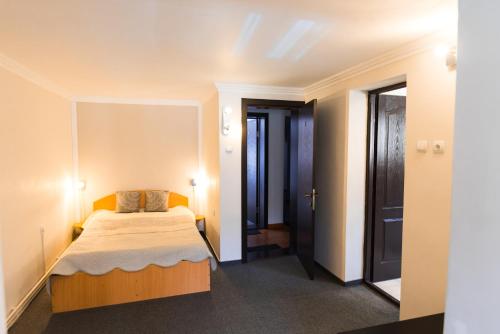 a bedroom with a bed in a room at Pensiunea Domnescu in Sălişte