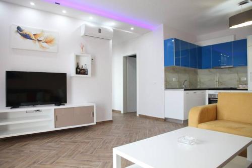 TV a/nebo společenská místnost v ubytování Shëngjini Apartments -Twin Towers-