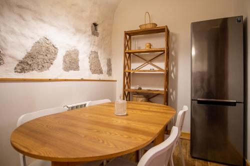 d'une salle à manger avec une table en bois et un réfrigérateur. dans l'établissement Dream Stay - Historic Old Town Apartment from 1364, à Tallinn