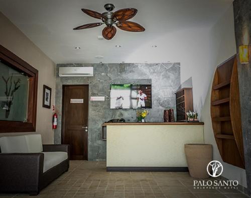 Vestibiulis arba registratūra apgyvendinimo įstaigoje Palo Santo Galápagos Hotel