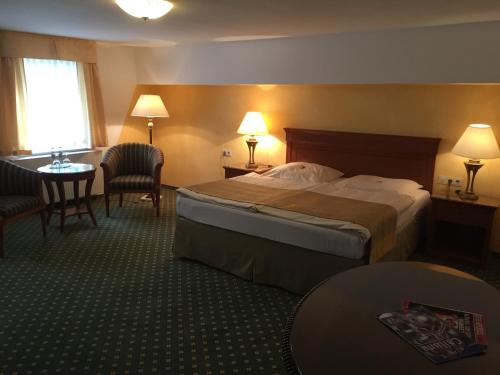 Un pat sau paturi într-o cameră la das "Village House" in Volkse