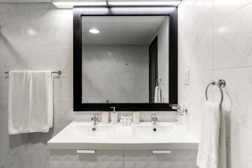 Ένα μπάνιο στο Wow! Super Luxury Apartment in Dubai Marina - 1BR RO