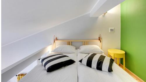 2 Betten in einem Zimmer mit Grün und Weiß in der Unterkunft Dom & House - Apartment Smart Studio Sopot in Sopot