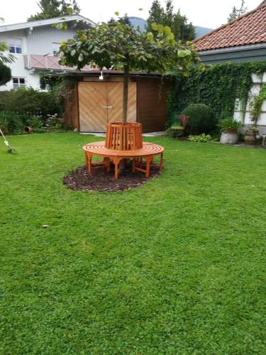 ヴェルグルにあるHaus Pierzingerの木の庭の木製ベンチ