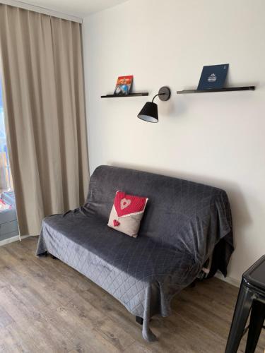 伊索拉 2000的住宿－Appartement de vacances à Isola 2000，一间卧室配有一张带枕头的床