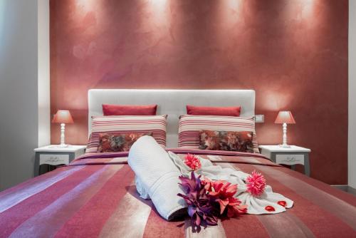 ローマにあるB&B La Maison de Joのベッドルーム1室(花の咲く大型ベッド1台付)