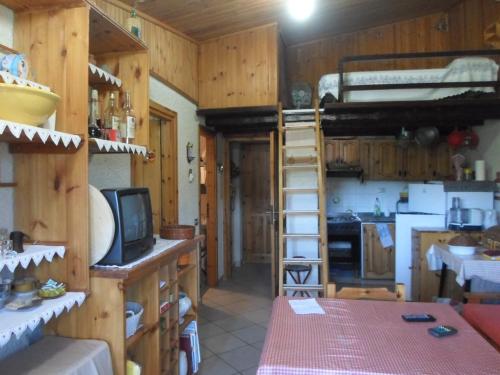a room with a bunk bed and a kitchen at Condominio La Betulla in Campo di Giove