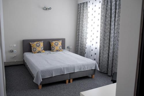 מיטה או מיטות בחדר ב-Pensiunea Domnescu
