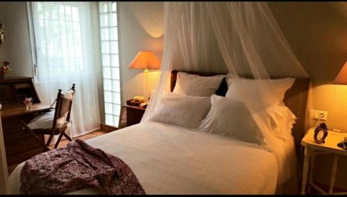 Schlafzimmer mit einem Bett mit weißer Bettwäsche und Kissen in der Unterkunft Bahía de la Plata in Zahara de los Atunes
