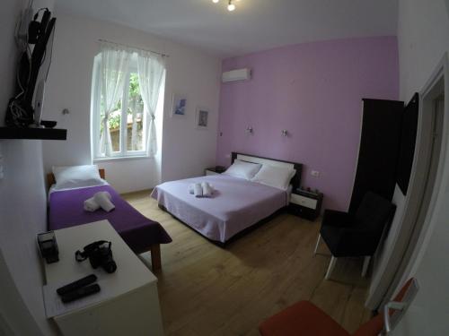 Habitación pequeña con cama y mesa en Rooms Gero, en Zadar