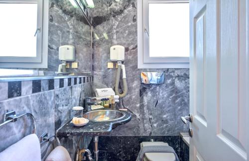 Kúpeľňa v ubytovaní Daphnis Villas