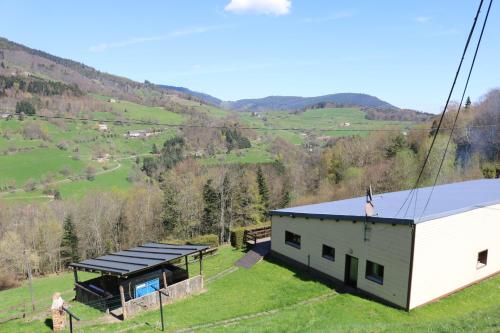 uma vista aérea de uma casa branca num campo em KEBESPRE em Lapoutroie