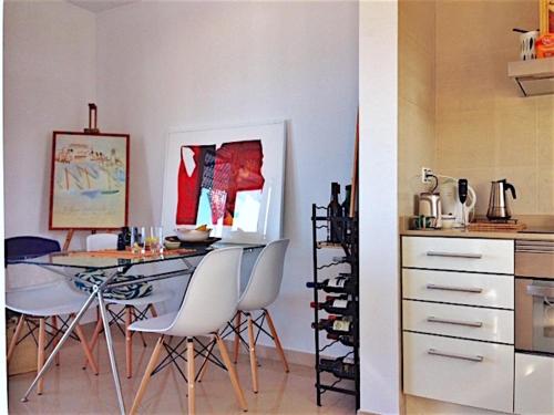 ein Esszimmer mit einem Tisch und Stühlen in einer Küche in der Unterkunft Lets Holidays best view apartment in Tossa de Mar