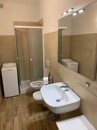 uma casa de banho com um lavatório, um WC e um espelho. em Ca du Sergio - Le Mura em Levanto