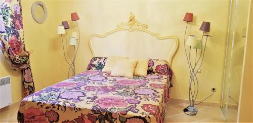 En eller flere senge i et værelse på Residence U MELU GRAND T3 JAUNE à l'étage