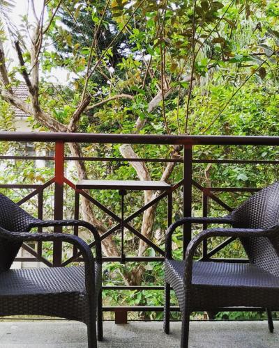 Un jardín fuera de Fortkochi Beach Inn