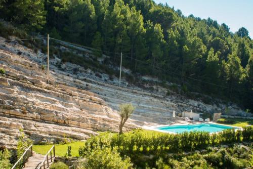 a swimming pool in a amphitheater with a mountain at Locanda Angelica in Giarratana