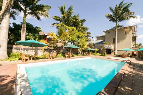 Swimming pool sa o malapit sa Fahari Gardens Hotel