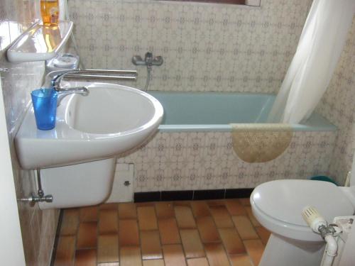 a bathroom with a sink and a tub and a toilet at GUESTROOMS BIJ HET STATION VAN DRONGEN in Ghent