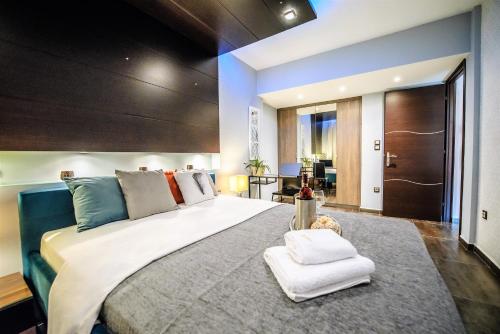 En eller flere senger på et rom på One of a kind Luxury Apartment City Center Near HELEXPO