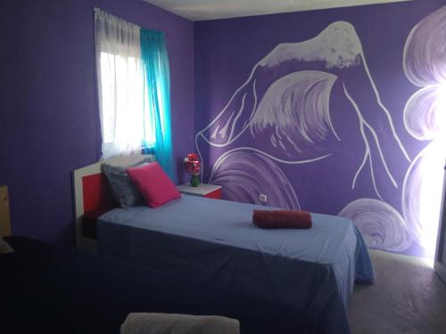 a bedroom with a bed with a painting on the wall at Ciza e Rose in Portela